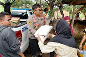 Polresta Deli Serdang Tanggap Situasi dan Bantu Masyarakat Terdampak Banjir