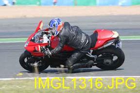 Aprilia track days : Magny-Cours le 22 avril 2011 - Page 5 IMGL1316