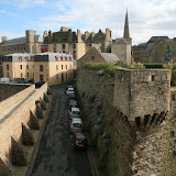 Passage de la poudrière et statue de Surcouf