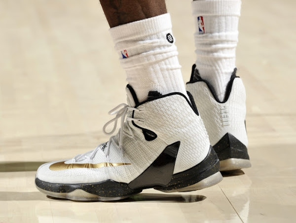 LBJ Ditches Soldiers and Goes Back to LeBron 13 Elite vs Hornets