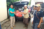 H.Syarifudin Anggota Babhinkamtibmas Polsek Pondok Aren Berbagi Kepada Korban Banjir Ciledug Indah II