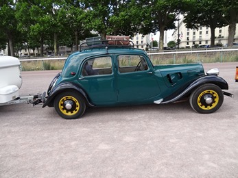 2017.07.01-107 Traction Avant et sa caravane dans le bouchon