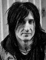 Richard Fortus – guitarra e backing vocals 