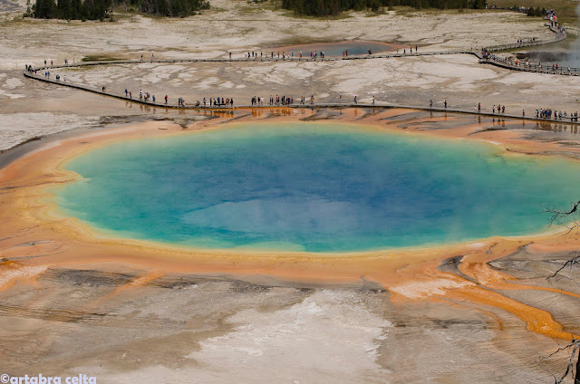 GRAND PRISMATIC SPRING (YELLOWSTONE N.P, USA).