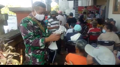 Dukung Pemerintah Babinsa Kodim 1617 Jembrana Kawal Vaksinasi Dan Bagikan Masker Gratis