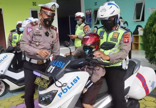 Satlantas Polres Kapuas Kenalkan Polsanak dan Tertib Lalin ke Anak TK Kemala Bhayangkari