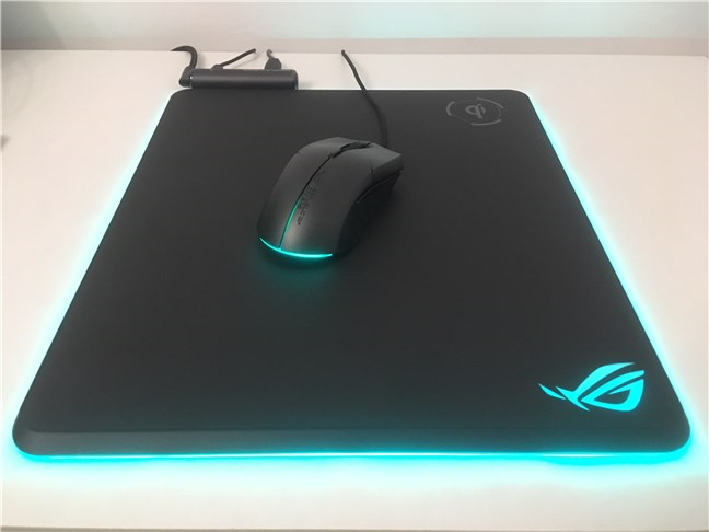 ASUS ROG Strix Evolve sul tappetino per mouse ASUS ROG Balteus Qi