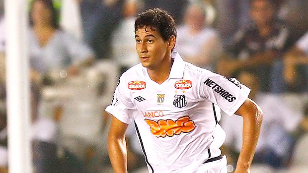 Santos e Angulo rescindem contrato e centroavante retorna ao Emelec