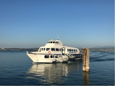 Hydrofoil som legger til kai.