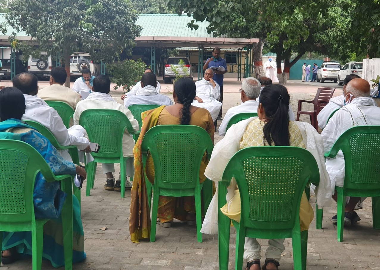 तेजस्वी को नहीं मिली गोपालगंज जाने की इजाजत, लालू आवास पर भारी संख्या में पुलिस बल तैनात, विधायकों के साथ गोपालगंज कूच करने की रणनीति बना रहे हैं तेजस्वी तेजस्वी को नहीं मिली गोपालगंज जाने की इजाजत, लालू आवास पर भारी संख्या में पुलिस बल तैनात, विधायकों के साथ गोपालगंज कूच करने की रणनीति बना रहे हैं तेजस्वी