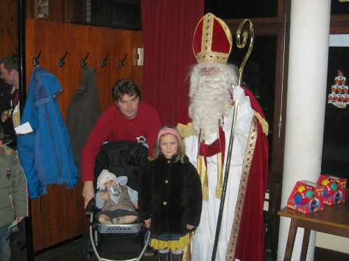 Papa Lieven hoopt ook iets van de goede Sint te krijgen door zich wat kleiner te maken.