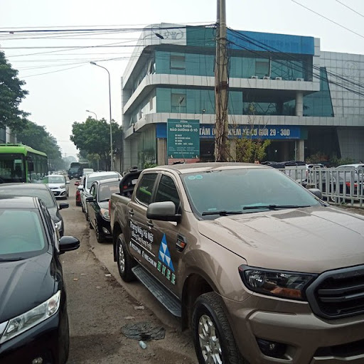 Hà Nội: Loạt trung tâm đăng kiểm đóng cửa, tài xế đổ dồn xếp hàng từ 3 giờ sáng - Ảnh 1.