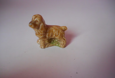 Miniatura de porcela de cachorro parece cocker spaniel, feita na Inglaterra - 3cm de altura, 3,5cm de comprimento R$ 8,00