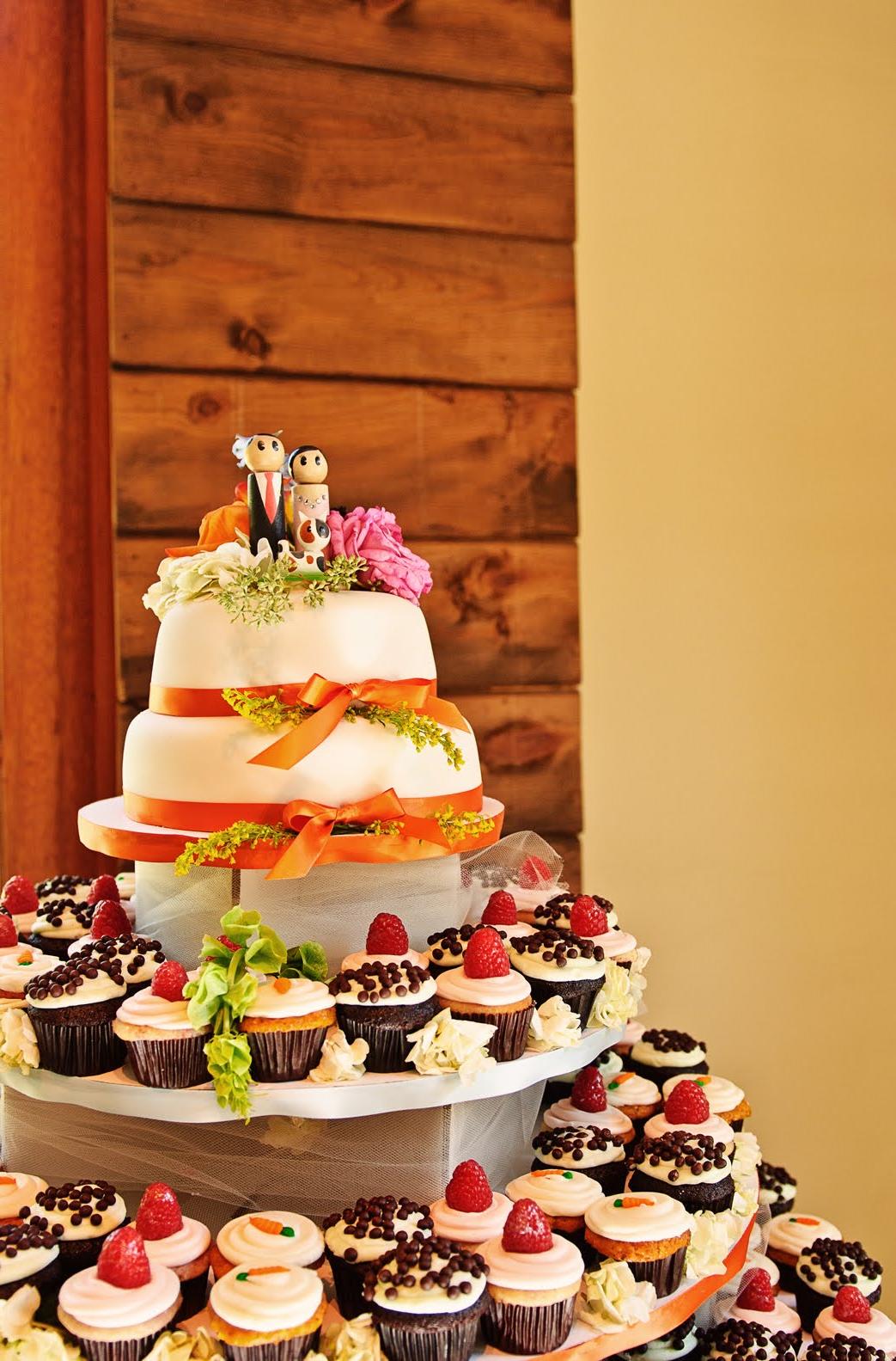 wedding place cards cupcakes