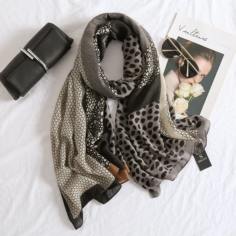 Nueva bufanda de mujer con estampado de leopardo, algodón y lino, para invierno, cálida, larga, versátil, chal y toalla de playa.