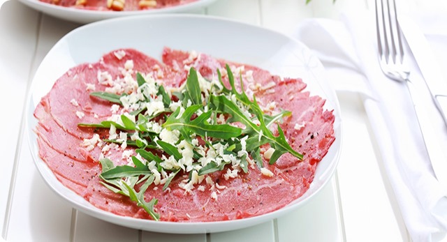 Carpaccio with arugula and cheese