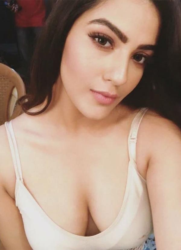 Kavya Thapar cleavage hot actress ek mini katha