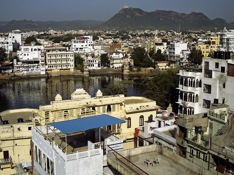 14-24/09 UDAIPUR, NAVEGANDO POR LAGOS Y TEJADOS - UNA VUELTA AL RAJASTHAN DE 30.240 MINUTOS MAS O MENOS (2)