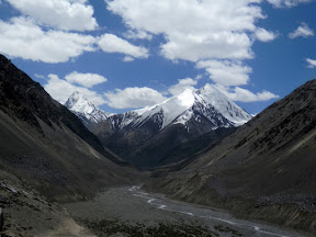 The temperature started to dwindle down as we moved uphill of the road. The beautiful clouds constant apparition on the sky increases the enchanting beauty of the place.