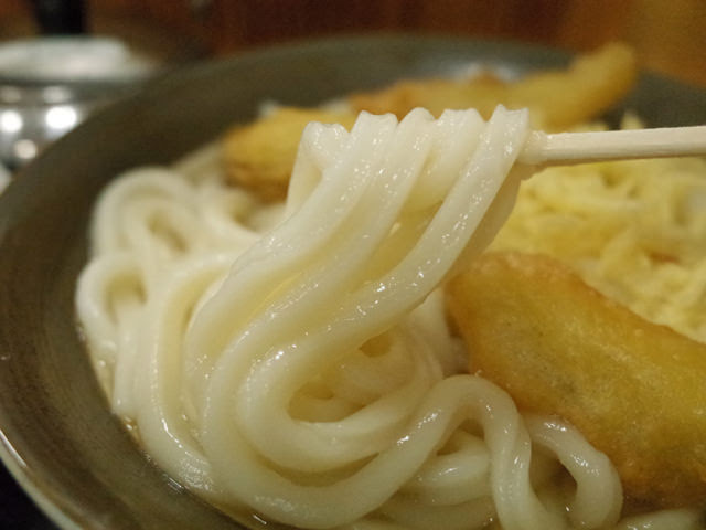 箸で持ち上げた、うどん麺