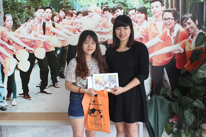 Chị Đỗ Thị Bích Hiền - Trưởng phòng Công tác sinh viên Cao đẳng thực hành FPT Polytechnic Hà Nội trao giải Nhất cuộc thi "Khoảnh khắc tuổi 17" cho bạn Hàn Ngọc Linh.