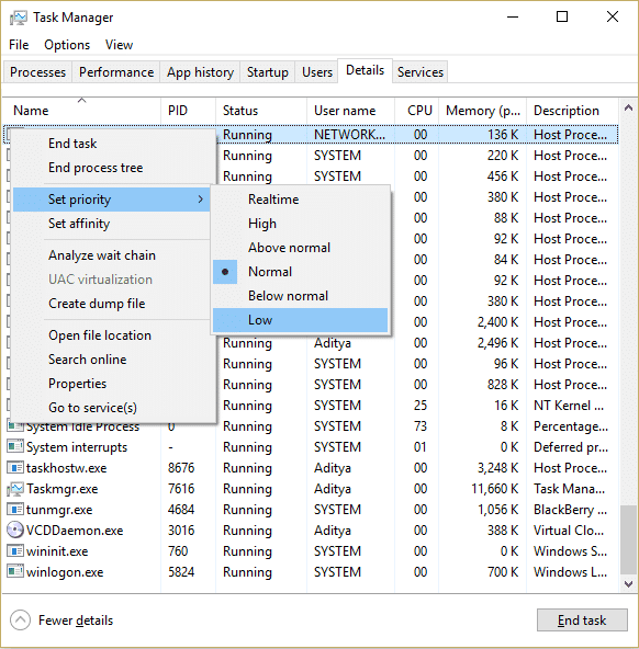 haga clic derecho en TiWorker.exe y seleccione Establecer prioridad y luego haga clic en Baja