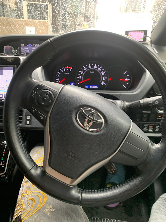 ヴォクシーの車内の雨音・勝手にフォローしてごめんなさい🙏・今日はヴォクシーで移動に関するカスタム事例の投稿画像1枚目