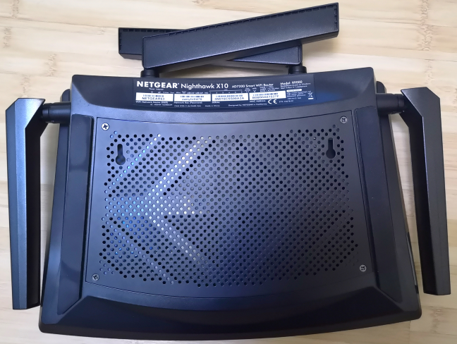 La parte inferior del enrutador inalámbrico Netgear Nighthawk X10