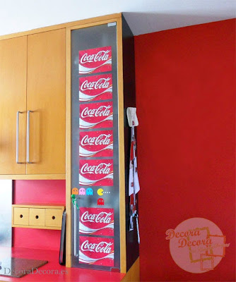 Decorar con el logo de Coca Cola.