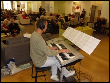 Taka Iida playing his Yamaha Electone D-Deck.