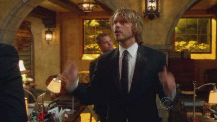 Deeks y sus alias S2E7_000918