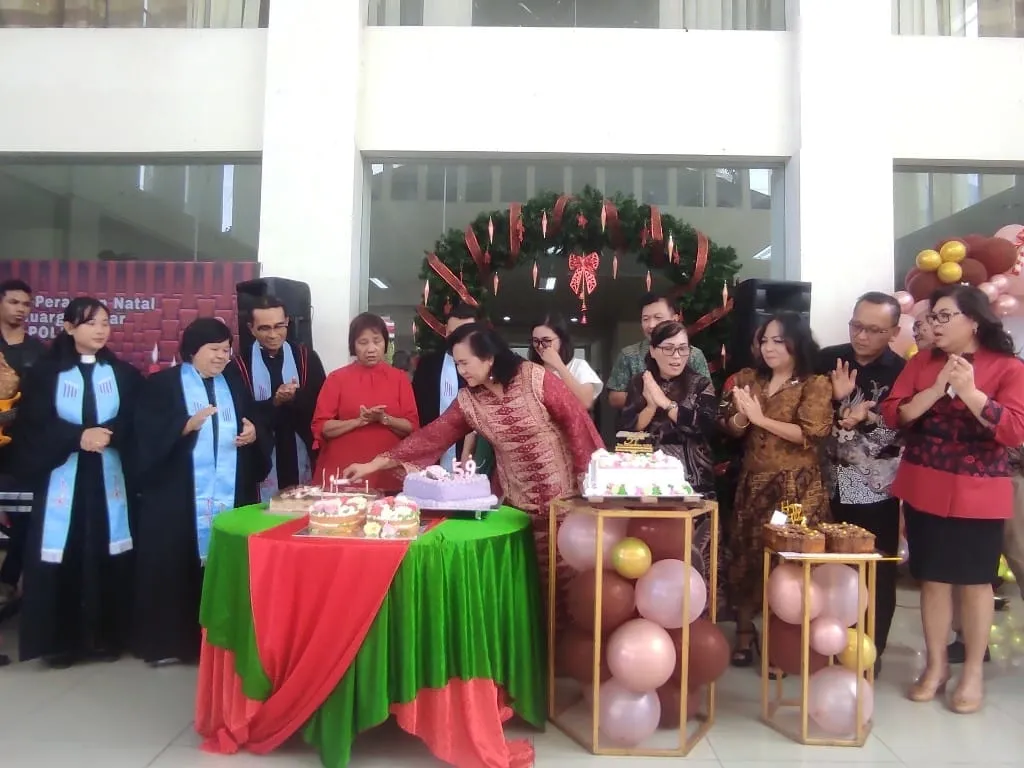 Direktur Polimdo Dra Maryke Alelo MBA menyalakan lilin HUT ke 59 didampingi para Wakil Direktur, Rabu (13/12/2023). (Foto istimewa)