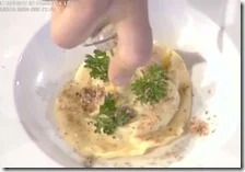 Raviolo in salsa con polvere di acciughe e guazzetto di prezzemolo