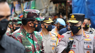 Pantau Prokes, Panglima TNI dan Kapolri Bagikan Masker di Pasar Tanah Abang