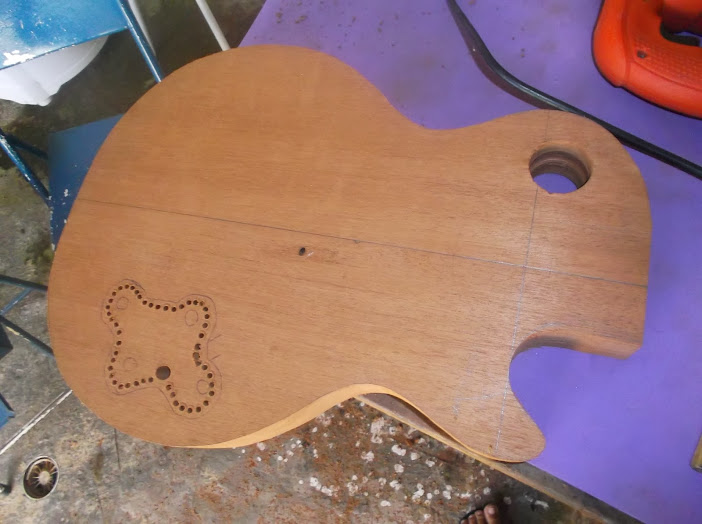 Construção inspirada Les Paul Custom, meu 1º projeto com braço colado (finalizado e com áudio) DSCF0528