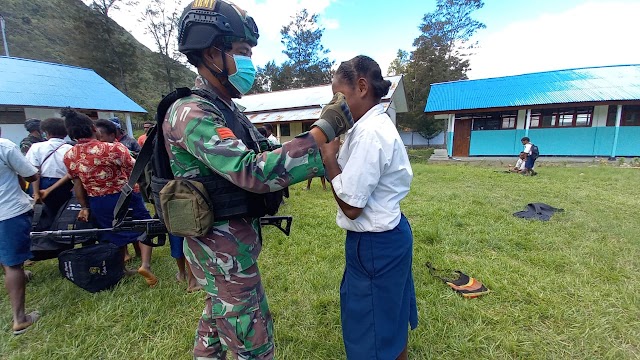 Cegah Penyebaran Covid-19, Satgas TNI Laksanakan Sosialisasi dan Bagikan Masker Kepada Siswa