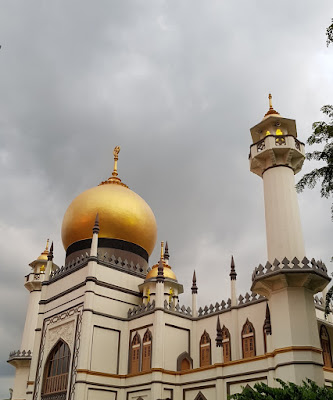 Sultan Mosque catching the last rays of sunlight.