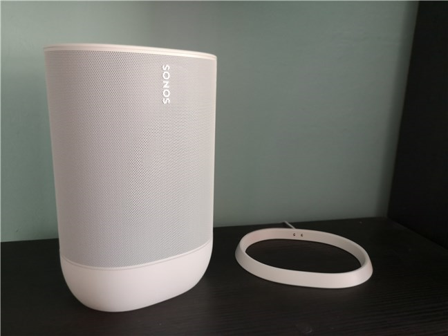 Một chiếc loa Sonos Move được lấy ra khỏi đế sạc