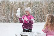 Rachel Axsel builds a snowman at Jackson Dam in Alberton, South of Johannesburg.  