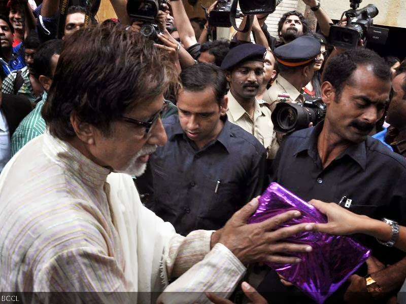 Amitabh Bachchan receives a gift from a fan on his 71st b'day, in Mumbai, on October 11, 2013. (Pic: Viral Bhayani)