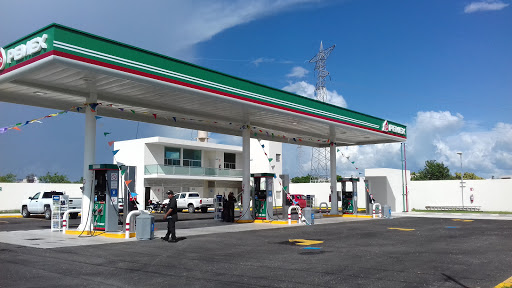 gasolinera lurpe combustibles peninsulares, Calle 7 33, Santa Rita Cholul, 97305 Mérida, Yuc., México, Gasolinera | YUC