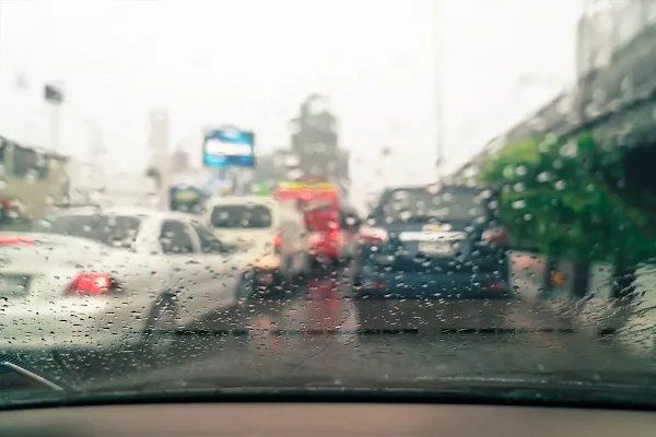 mobil dalam hujan
