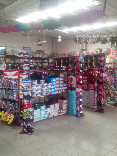 Tienda La Mixteca, Juárez 1301, Centro, 31943 Cd. Madera, Chih., México, Tienda de ropa | CHIH