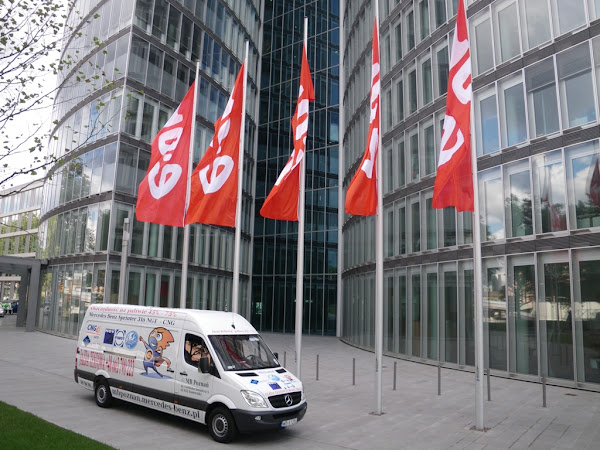 Blue Corridor 2012. Mercedes Sprinter NGT przed gmachem E.ON. Ruhrgas w Essen