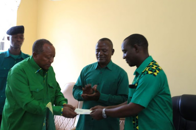 Sumaye Akabidhiwa Rasmi Kadi Ya Uanachama CCM