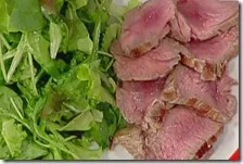 Manzo al giusto rosa con insalatina mista di fragole al balsamico