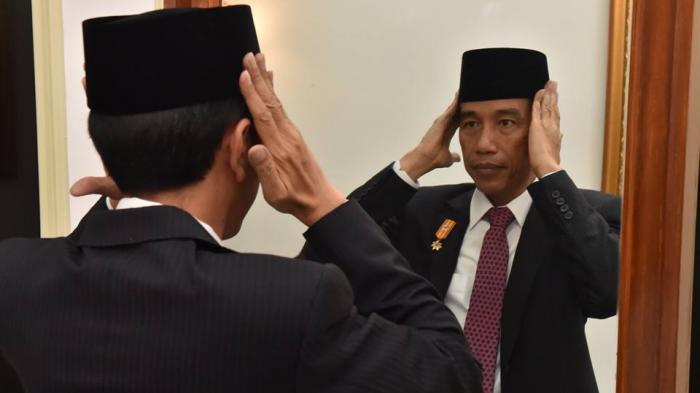 Kritik Keras Aksi Tak Etis Jokowi Setiap Bagikan Sembako, Demokrat: Anda Punya Cermin Nggak?