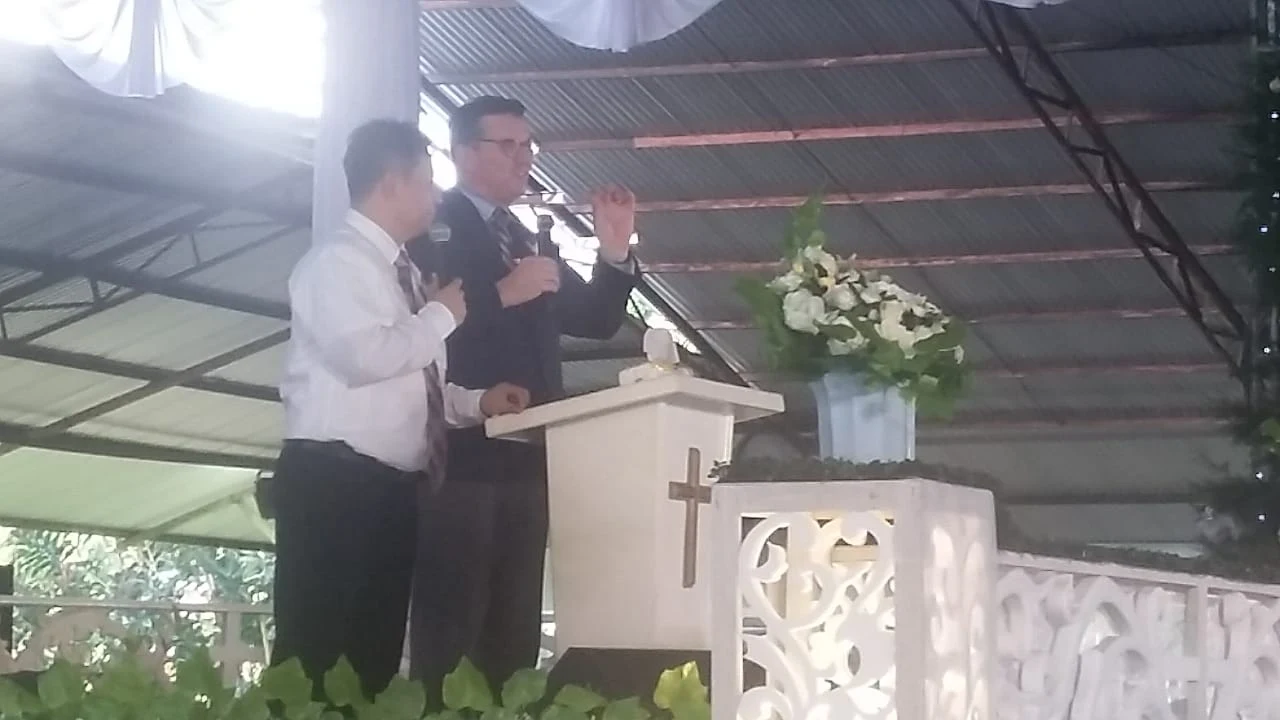 Revangelist Randy Remington selaku President Foursquare dari Amerika Serikat (Jas Hitam) menjadi pembicara dalam Ibadah Perayaan Natal Terpadu GPdi Se-Sulut. (Foto Ben)