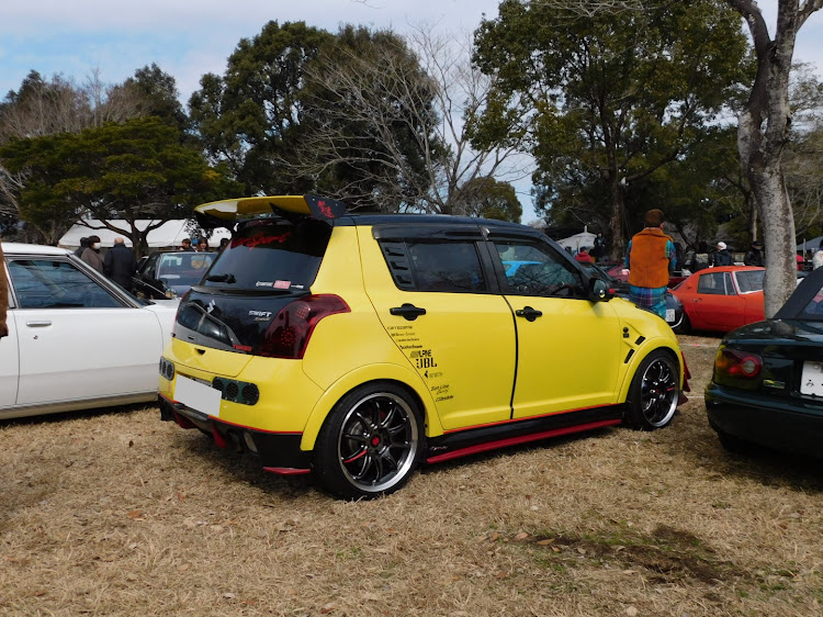 スイフトRSの西都原このはな館・スイフトスポーツzc31s・レクサス・白コラボに関するカスタム事例の投稿画像2枚目