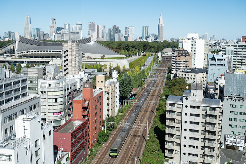 201025 山手線と岸記念体育館に高層ビル群